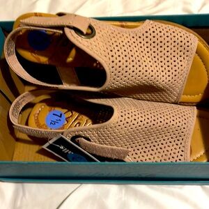 New with tags- 7.5 Blowfish ladies sandals